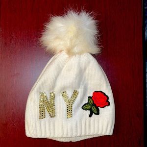 NWOT POM-POM BEANIE IN WHITE